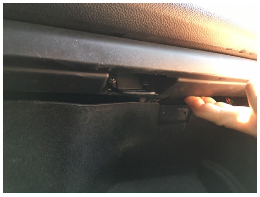 BTS-GM1X Bluetooth® Streaming for Select General Motors LAN 29-Bit Vehicles User Manual - Open the glove box and push up on the locking tab to release the glove box.