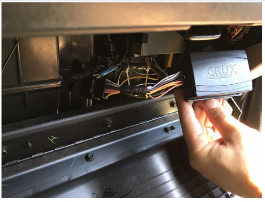 BTS-GM1X Bluetooth® Streaming for Select General Motors LAN 29-Bit Vehicles User Manual - Plug the 12-pin Molex connector to the BTS-GM1X module