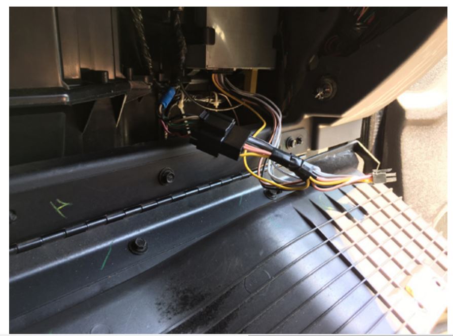 BTS-GM1X Bluetooth® Streaming for Select General Motors LAN 29-Bit Vehicles User Manual - Unplug the factory 16-pin XM tuner connector and plug it into the 16-pin